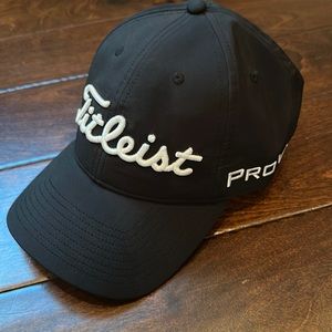 Titleist Black and White PRO V1 hat
